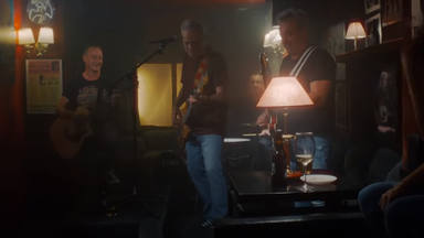 Hombres G estrena 'Antes de ti' dinamitando de romanticismo el mítico Bar Rowland para el videoclip oficial