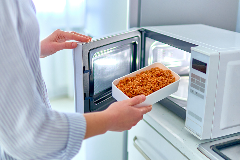 La manera correcta de utilizar el microondas para calentar bien los alimentos