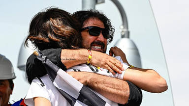 Antonio Orozco y su hijo Jan se abrazan a la finalización del GP de Cataluña