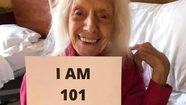 Angelina Friedman, de 102 años, se ha convertido en una heroína tras superar el coronavirus dos veces