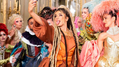 Lola Índigo en una imagen de su nuevo videoclip, Romeo y Julieta