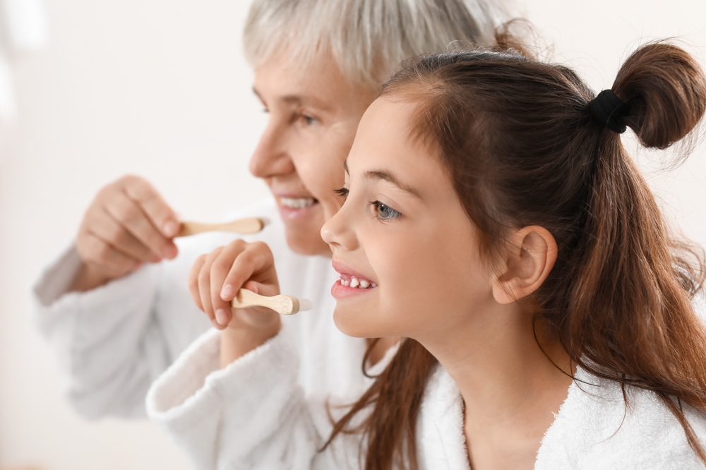 Los niños y sus abuelos: "Me ha enseñado a lavarme bien los dientes: con pasta porque si no..."