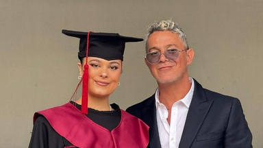 Alejandro Sanz junto a su hija Manuela en la graduación a la que le hizo creer que no iría