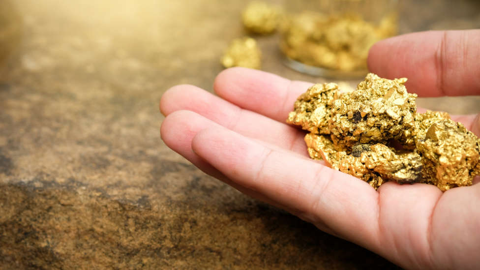 Un australiano encuentra en una playa una pepita de oro de kilo y medio