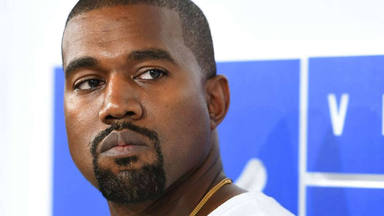 Kanye West deja claro que lo suyo con Kim Kardashian es cosa del pasado, tras ser aparecer sin su anillo de bo