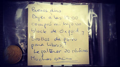 Nota en una librería de Huesca de un cliente entregando el dinero que habían fiado a su hijo