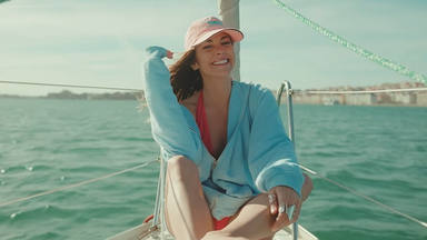 Sofía Ellar en el videoclip de 'CEST LA VIE'