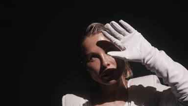 Soraya Arnelas en una imagen del videoclip 'Earthquake' con el que sacude los estrenos musicales