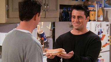 Joey ofreciéndole uno de sus bocatas de albóndigas a Chandler