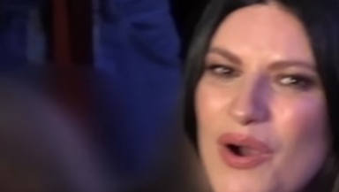 Laura Pausini emocionada en un acto de los Latin GRAMMY al escuchar un coro de niños cantando sus canciones