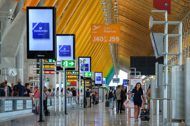 La cuenta viral de unos amigos en el Aeropuerto de Barajas que incendia las redes: La madre que me...