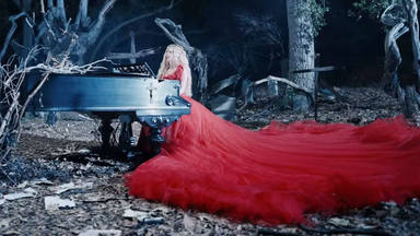 Avril Lavingne sorprende en su videoclip 'I Fell In Love With The Devil'