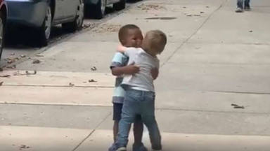 El abrazo viral de unos niños que ha enternecido a Alejandro Sanz