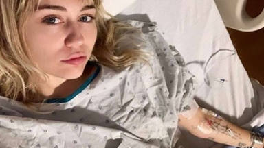 El tremendo susto de Miley Cyrus: ingresa en el hospital en camilla y de la mano de su nuevo novio, Cody Simps