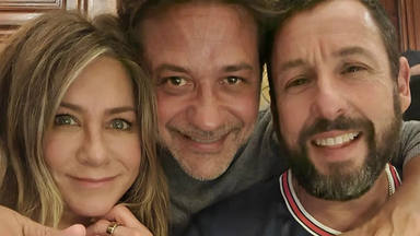 Enrique Arce, Arturito en 'La casa de papel', triunfa con su foto junto a Jennifer Aniston y Adam Sandler