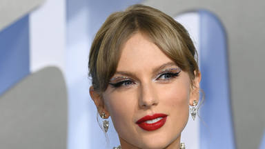 Taylor Swift iguala a Elvis Presley como solista con más semanas liderando la lista de álbumes de EE. UU.