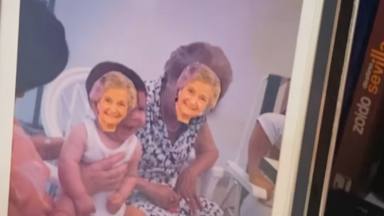 La divertida broma de unos nietos a su abuela con las fotos de su salón