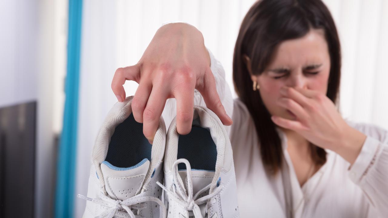 Elimina el olor de tus zapatillas con este sencillo truco