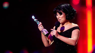 Raye sostiene en sus manos uno de los seis Brit Awards que la elevan como la artista británica del año