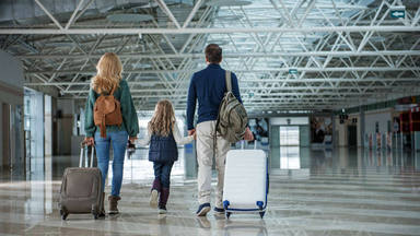 ¿Te gustaría saber si viajar al lado de un niño en un avión para cambiar el asiento?