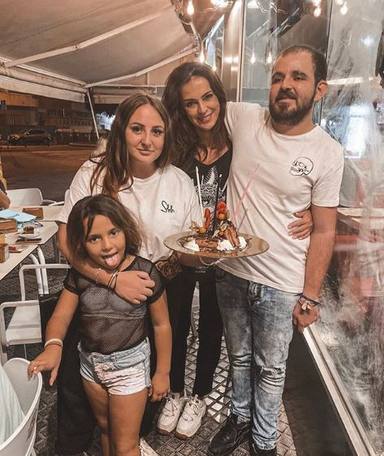 Rocío Flores junto a sus hermanos David y Lola y Olga Moreno, la mujer de su padre