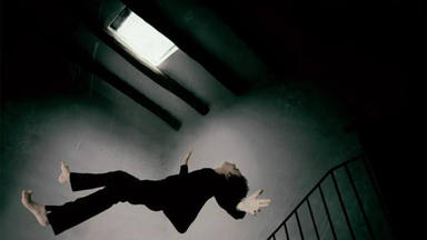 "Curso de levitación intensivo" de Enrique Búnbury es así: crítico, social y reivindicativo