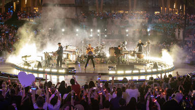 Así fue y aquí podemos ver a Coldplay en el concierto de una hora en la Exposición Universal de Dubái