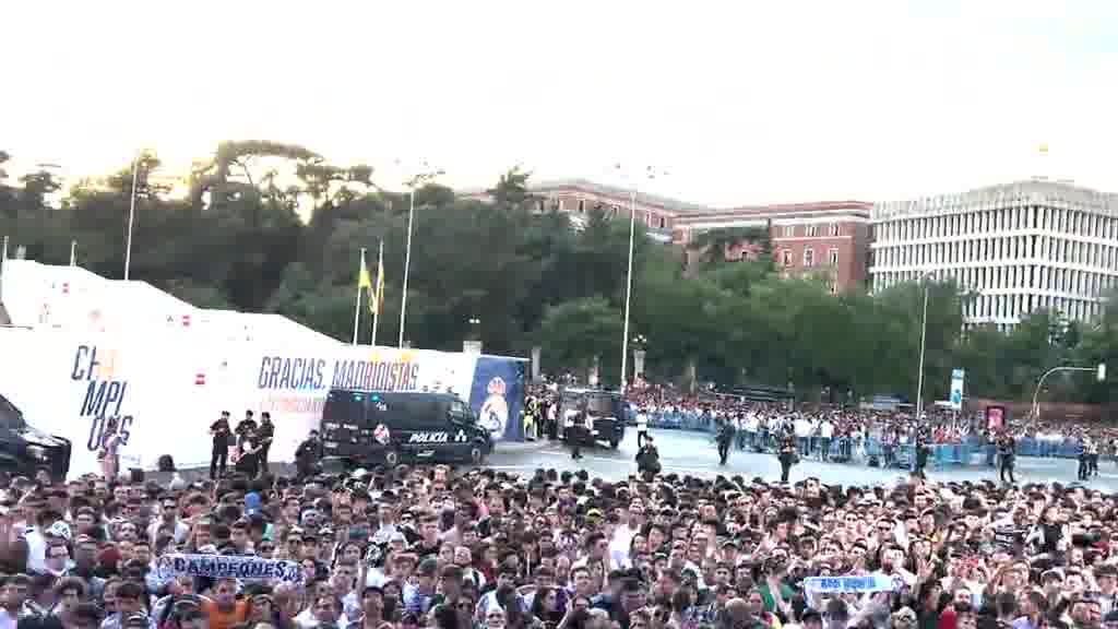 Sergio Blázquez pone Maná a los aficionados del Real Madrid en la celebración de la Champions en Cibeles