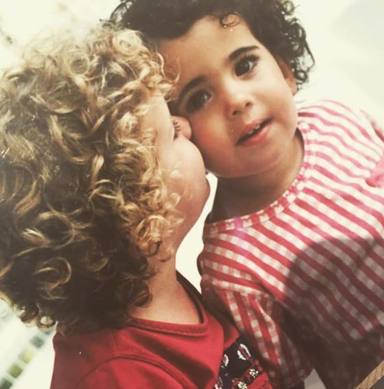Álex Lequio y su prima Marta en una foto de cuando tenían dos años