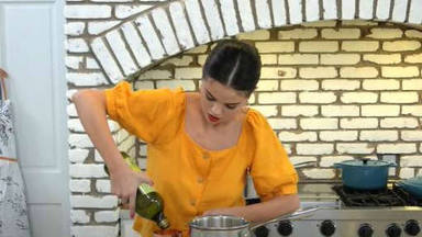 Selena Gomez sale de su zona de confort para sumergir en el mundo gastronómico y estrena su nuevo programa