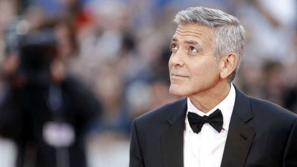 George Clooney revela que lleva años cortándose el pelo a sí mismo con este curioso aparato