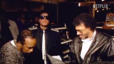 Michael Jackson, Lionel Richie y Quincy Jones en el estudio de grabación en 1985