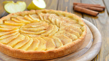 Calentamos motores para el otoño aprendiendo a preparar una tarta de manzana: fácil, rica y jugosa