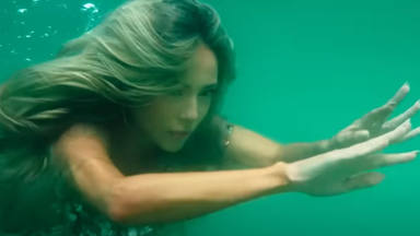 Ana Mena en una imagen del videoclip de 'Aquamarina', su nuevo número 1 en italiano