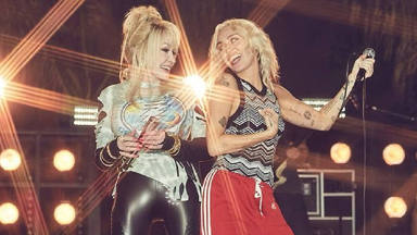Aquí está Miley Cyrus junto a Dolly Parton cantando juntas 'Wrecking Ball', la revisión de su canción