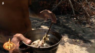 Supervivientes: Ferre y Barranco comen unos caracoles en mal estado