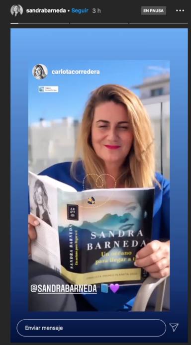 Carlota Corredera con el libro de Sandra Barneda