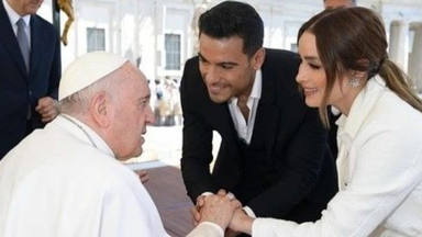 Carlos Rivera y su pareja junto al Papa Francisco