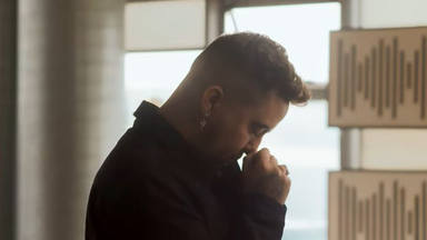 Beret en una imagen del videoclip de 'Beso robado', tema incluido en el disco 'Resiliencia'