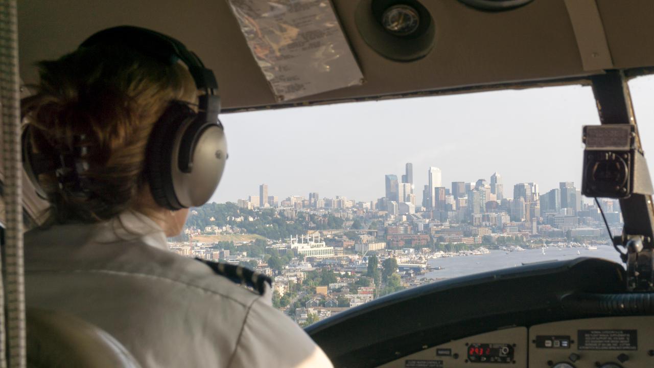 El emotivo mensaje de un piloto de avión a una pasajera que acaba de terminar su tratamiento contra el cáncer