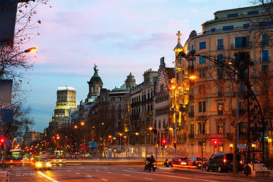 Després de deu anys, l'encesa de llums nadalenques torna al centre de Barcelona