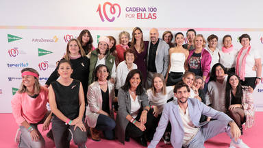 Conchita y Alvaro Soler con Javi Nieves, Mar Amate y las pacientes de la AECC que subieron al escenario