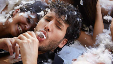 Sebastián Yatra se va de fiesta a un tablao flamenco en el videoclip de "A dónde vas"
