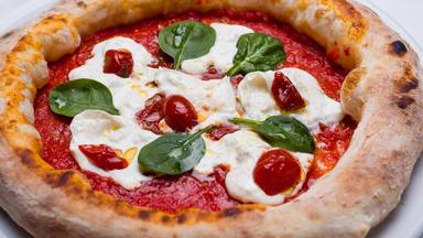 El sorprendente ingrediente que hay que añadir a la pizza en sartén para que la masa salga perfecta