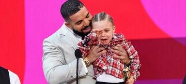 Adonis, hijo de Drake, no puede contener las lágrimas en los Billboard Music Awards