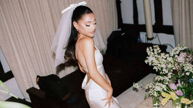 Ariana Grande vestida de novia en una de las fotos que compartió de su boda secreta