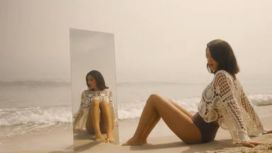 Tania Medina en una imagen del videoclip de 'Sin permiso', el tema sobre el que edificar su era pop