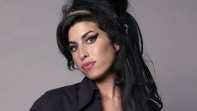 La emoción de los padres de Amy Winehouse al recoger un nuevo premio a la música: "Su increíble talento"