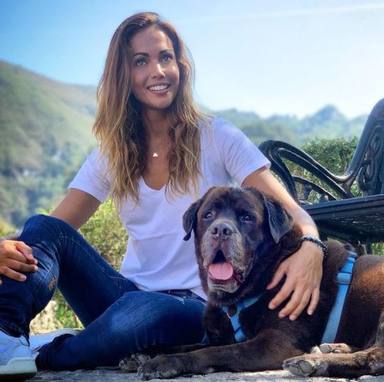 Lara Álvarez junto a su inseparable perro Choco