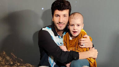 Sebastián Yatra se suma a la familia de Juegaterapia con su propio 'baby pelón'